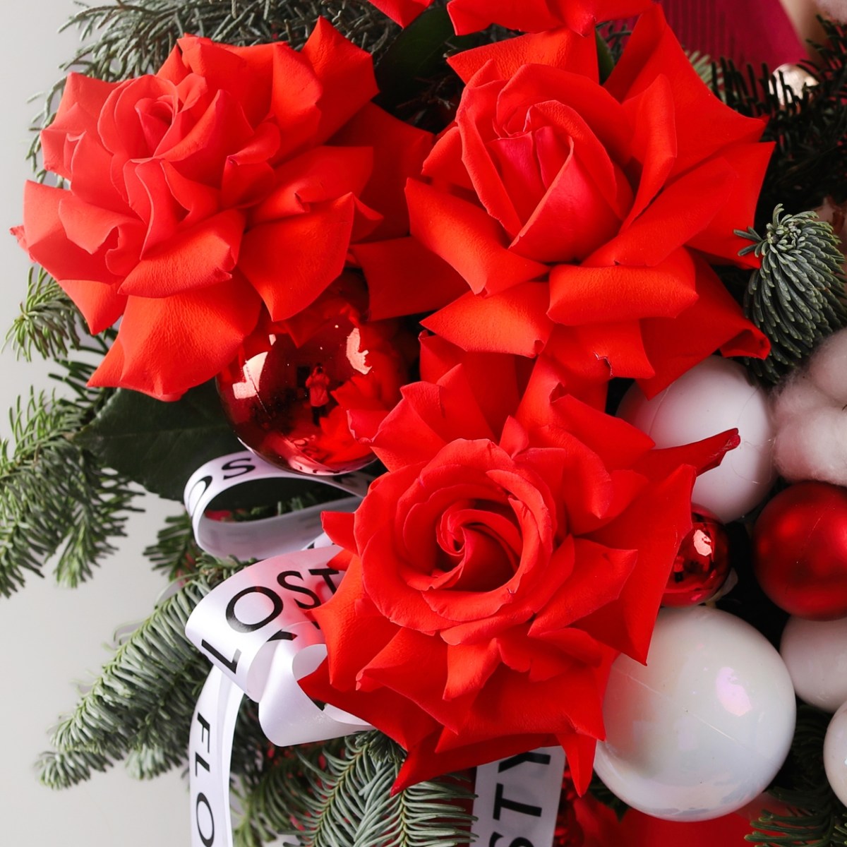 zimnyaya kompoziciya s francuzskoj rozoj i hlopkom 7